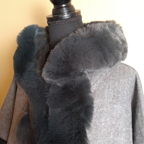 Women's Grey Faux Fur Trimmed Hooded Poncho Cape- OS NWT - Picture 4 of 9
